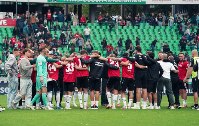 Deutschland: Fussball 2.Bundesliga 2026 2027, 6. Spieltag - Hannover 96 vs VfL Bochum - Heinz von Heiden Arena Stadion (Hannover): Mannschaftsfoto, Totale Hannover 96 Copyright: xAymanxAlahmedx