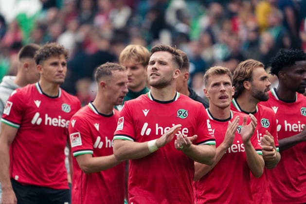 Deutschland: Fussball 2.Bundesliga 2026 2027, 6. Spieltag - Hannover 96 vs VfL Bochum - Heinz von Heiden Arena Stadion (Hannover): Spieler bedanken sich nach dem Spiel bei den Fans Hannover 96 Benjamin Källman Benjamin Kaellman (Hannover 96, 9) Copyright: xAymanxAlahmedx