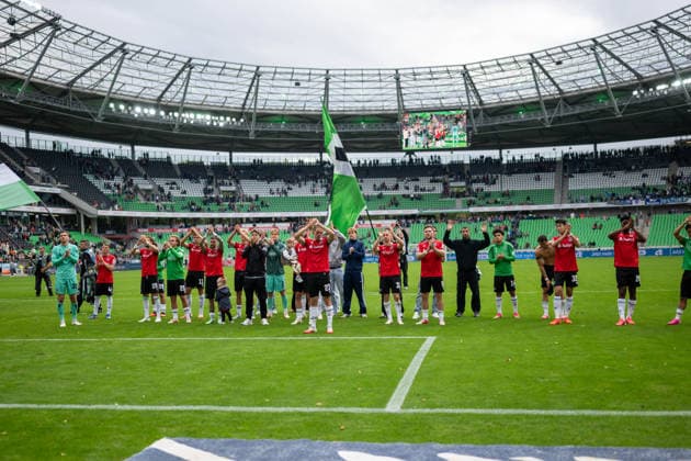 2. Bundesliga - Hannover 96 - VfL Bochum am 20.09.2026 in der HDI Arena in Hannover Das Team von Hannover 96 um Stefan Teitur Thordarson (Hannover) nach dem Sieg.