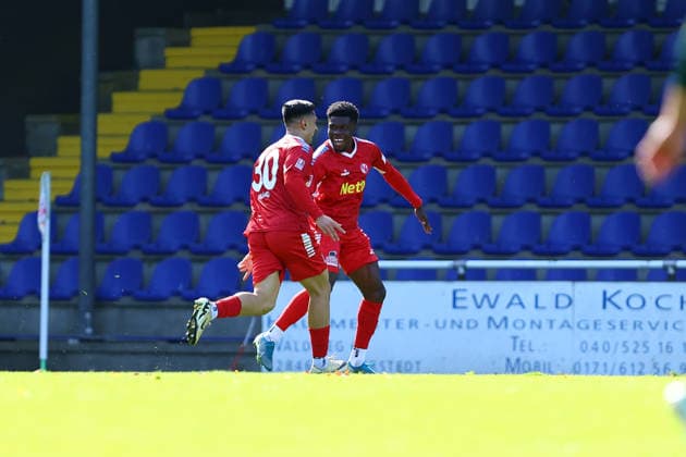 29 Ezra Ampofo (FC Eintracht Norderstedt) bejubelt mit 30 Milad Nejad (FC Eintracht Norderstedt) seinen Treffer zum 1:0. Fußball I Herren I Regionalliga Nord I Saison 2026-2027 I 10. Spieltag I FC Eintracht Norderstedt - SV Werder Bremen U23 I 20.09.2026 I Edmund-Plambeck-Stadion