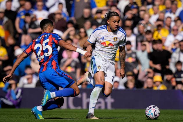 Premier League: Leeds United v Crystal Palace Noah Okafor of Leeds United dribbles past Anan Khalaili of Crystal Palace during the Premier League match Leeds United vs Crystal Palace at Elland Road, Leeds, United Kingdom on 20 September 2026 (Photo by Maynard Manyowa News Images) Leeds Elland Road West Yorkshire United Kingdom Copyright: xMaynardxManyowa NewsxImagesx