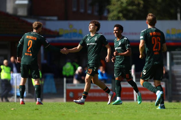 23 Arian Römers (SV Werder Bremen U23) bejubelt mit seinen Teamkollegen seien Treffer zum 1:1. Fußball I Herren I Regionalliga Nord I Saison 2026-2027 I 10. Spieltag I FC Eintracht Norderstedt - SV Werder Bremen U23 I 20.09.2026 I Edmund-Plambeck-Stadion