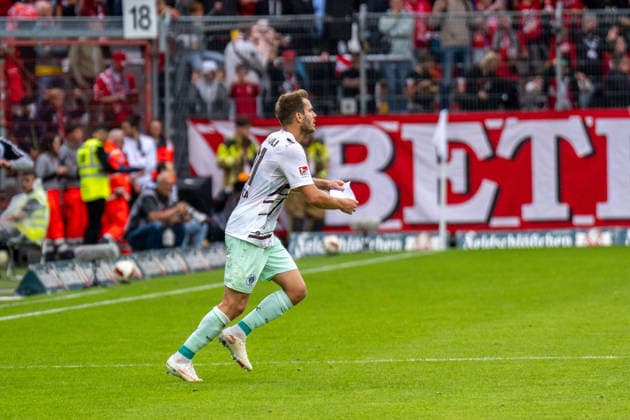 20.09.2026: Fußball: Energie Cottbus - FC St. Pauli, 6. Spieltag der 2. Bundesliga im LEAG Energie Stadion Lars Ritzka (FC St. Pauli, 21) mit Zettel schreit zu seinen Mitspielern WICHTIGER HINWEIS: Gemäß den Vorgaben der DFL und des DFB ist es untersagt, in dem Stadion und oder vom Spiel angefertigte Fotoaufnahmen in Form von Sequenzbildern und oder videoähnlichen Fotostrecken zu verwerten bzw. verwerten zu lassen. Copyright: xJamesxZabelx