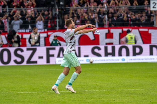 20.09.2026: Fußball: Energie Cottbus - FC St. Pauli, 6. Spieltag der 2. Bundesliga im LEAG Energie Stadion Lars Ritzka (FC St. Pauli, 21) mit Zettel schreit zu seinen Mitspielern WICHTIGER HINWEIS: Gemäß den Vorgaben der DFL und des DFB ist es untersagt, in dem Stadion und oder vom Spiel angefertigte Fotoaufnahmen in Form von Sequenzbildern und oder videoähnlichen Fotostrecken zu verwerten bzw. verwerten zu lassen. Copyright: xJamesxZabelx