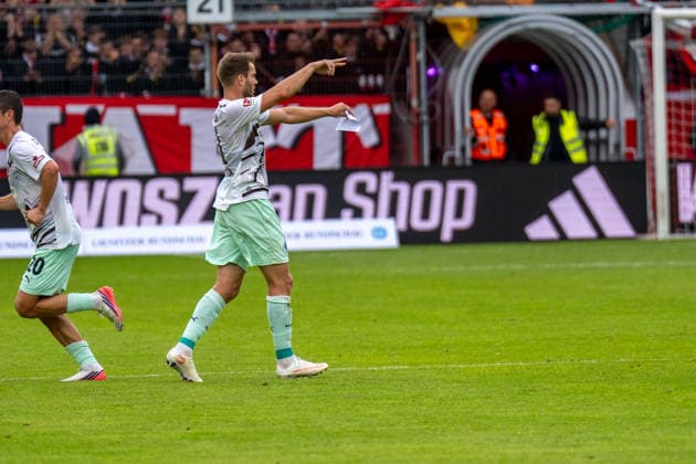 20.09.2026: Fußball: Energie Cottbus - FC St. Pauli, 6. Spieltag der 2. Bundesliga im LEAG Energie Stadion Lars Ritzka (FC St. Pauli, 21) mit Zettel schreit zu seinen Mitspielern WICHTIGER HINWEIS: Gemäß den Vorgaben der DFL und des DFB ist es untersagt, in dem Stadion und oder vom Spiel angefertigte Fotoaufnahmen in Form von Sequenzbildern und oder videoähnlichen Fotostrecken zu verwerten bzw. verwerten zu lassen. Copyright: xJamesxZabelx