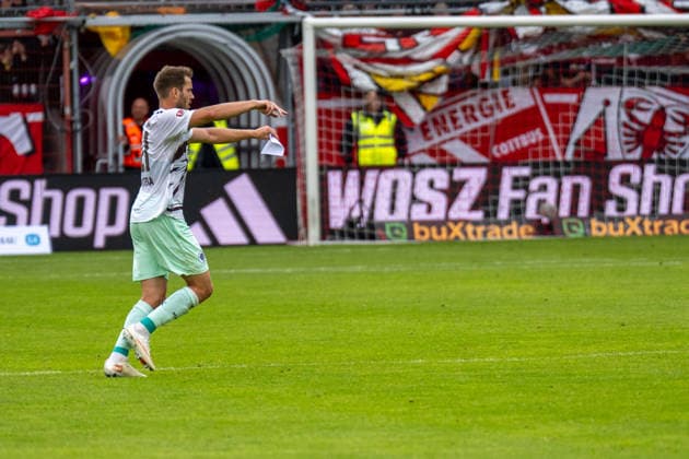 20.09.2026: Fußball: Energie Cottbus - FC St. Pauli, 6. Spieltag der 2. Bundesliga im LEAG Energie Stadion Lars Ritzka (FC St. Pauli, 21) mit Zettel schreit zu seinen Mitspielern WICHTIGER HINWEIS: Gemäß den Vorgaben der DFL und des DFB ist es untersagt, in dem Stadion und oder vom Spiel angefertigte Fotoaufnahmen in Form von Sequenzbildern und oder videoähnlichen Fotostrecken zu verwerten bzw. verwerten zu lassen. Copyright: xJamesxZabelx