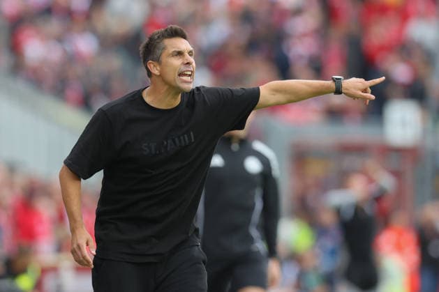 20.09.2026, xtgx, Fussball 2. Bundesliga, FC Energie Cottbus - FC St. Pauli, v.l. Marcel Rapp (St. Pauli, Trainer) gibt Anweisungen, gestikuliert mit den Armen, gesticulate, gives instructions (DFL DFB REGULATIONS PROHIBIT ANY USE OF PHOTOGRAPHS as IMAGE SEQUENCES and or QUASI-VIDEO) Cottbus