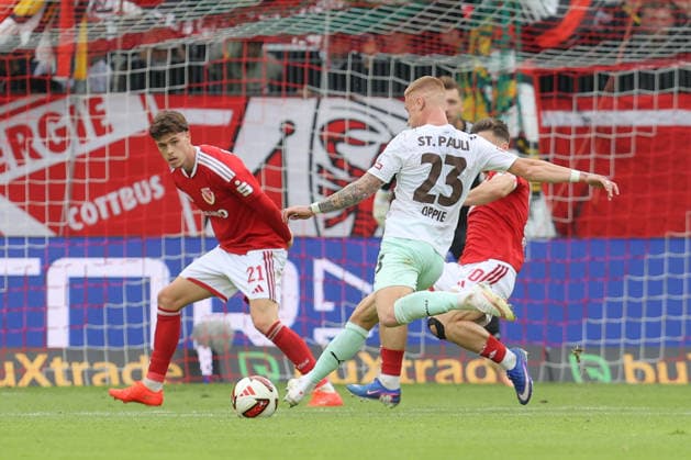 20.09.2026, xtgx, Fussball 2. Bundesliga, FC Energie Cottbus - FC St. Pauli, v.l. Louis Oppie (St. Pauli, 23) schiesst den Ball aufs Tor, Torschuss, Schuss (DFL DFB REGULATIONS PROHIBIT ANY USE OF PHOTOGRAPHS as IMAGE SEQUENCES and or QUASI-VIDEO) Cottbus