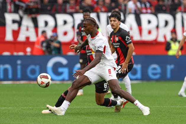 Ezechiel Banzuzi (RB Leipzig) und Equi Fernandez (Bayer 04 Leverkusen) im Zweikampf waehrend des Spiels der 1. Bundesliga zwischen Bayer 04 Leverkusen und RB Leipzig, BayArena am 20. September 2026 in Leverkusen, Deutschland. (Foto von Oliver Kaelke DeFodi Images) +++ Ezechiel Banzuzi (RB Leipzig) und Equi Fernandez (Bayer 04 Leverkusen) battle for the ball during the Bundesliga match between Bayer 04 Leverkusen and RB Leipzig at BayArena on September 20, 2026 in Leverkusen, Germany. (Photo by Oliver Kaelke DeFodi Images) DFB DFL REGULATIONS PROHIBIT ANY USE OF PHOTOGRAPHS AS IMAGE SEQUENCES AND OR QUASI-VIDEO. (Photo by Oliver Kaelke DeFodi Images) -