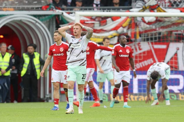 20.09.2026, xtgx, Fussball 2. Bundesliga, FC Energie Cottbus - FC St. Pauli, v.l. Louis Oppie (St. Pauli, 23) enttaeuscht, enttäuscht, schaut enttaeuscht, niedergeschlagen, disappointed (DFL DFB REGULATIONS PROHIBIT ANY USE OF PHOTOGRAPHS as IMAGE SEQUENCES and or QUASI-VIDEO) Cottbus