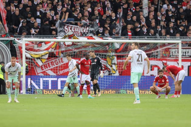 20.09.2026, xtgx, Fussball 2. Bundesliga, FC Energie Cottbus - FC St. Pauli, v.l. Spieler beider Mannschaften enttaeuscht, enttäuscht, schaut enttaeuscht, niedergeschlagen, disappointed (DFL DFB REGULATIONS PROHIBIT ANY USE OF PHOTOGRAPHS as IMAGE SEQUENCES and or QUASI-VIDEO) Cottbus