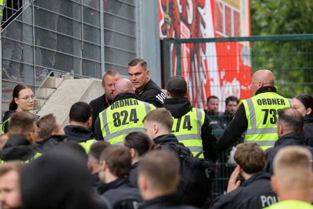 Sport Bilder des Tages 20.09.2026, xtgx, Fussball 2. Bundesliga, FC Energie Cottbus - FC St. Pauli, v.l. Ordner und Polizisten entfernen Personen aus dem Stadion, die versucht hatten, durch den Innenraum zum Gästeblock zu gelangen (DFL DFB REGULATIONS PROHIBIT ANY USE OF PHOTOGRAPHS as IMAGE SEQUENCES and or QUASI-VIDEO) Cottbus
