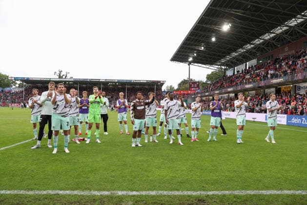 20.09.2026, xtgx, Fussball 2. Bundesliga, FC Energie Cottbus - FC St. Pauli, v.l. Pauli Bedankt sich bei den Fans (DFL DFB REGULATIONS PROHIBIT ANY USE OF PHOTOGRAPHS as IMAGE SEQUENCES and or QUASI-VIDEO) Cottbus