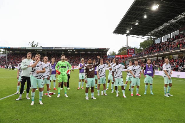 20.09.2026, xtgx, Fussball 2. Bundesliga, FC Energie Cottbus - FC St. Pauli, v.l. Pauli Bedankt sich bei den Fans (DFL DFB REGULATIONS PROHIBIT ANY USE OF PHOTOGRAPHS as IMAGE SEQUENCES and or QUASI-VIDEO) Cottbus