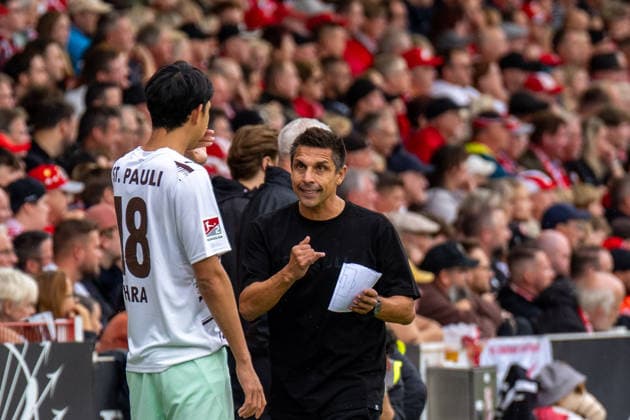 20.09.2026: Fußball: Energie Cottbus - FC St. Pauli, 6. Spieltag der 2. Bundesliga im LEAG Energie Stadion Marcel Rapp (Trainer, FC St. Pauli) mit Zettel im Gespräch mit Taichi Hara (FC St. Pauli, 18) WICHTIGER HINWEIS: Gemäß den Vorgaben der DFL und des DFB ist es untersagt, in dem Stadion und oder vom Spiel angefertigte Fotoaufnahmen in Form von Sequenzbildern und oder videoähnlichen Fotostrecken zu verwerten bzw. verwerten zu lassen. Copyright: xJamesxZabelx