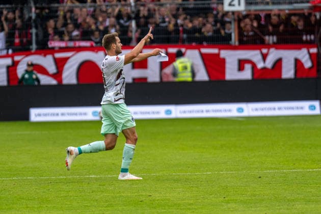 20.09.2026: Fußball: Energie Cottbus - FC St. Pauli, 6. Spieltag der 2. Bundesliga im LEAG Energie Stadion Lars Ritzka (FC St. Pauli, 21) mit Zettel schreit zu seinen Mitspielern WICHTIGER HINWEIS: Gemäß den Vorgaben der DFL und des DFB ist es untersagt, in dem Stadion und oder vom Spiel angefertigte Fotoaufnahmen in Form von Sequenzbildern und oder videoähnlichen Fotostrecken zu verwerten bzw. verwerten zu lassen. Copyright: xJamesxZabelx
