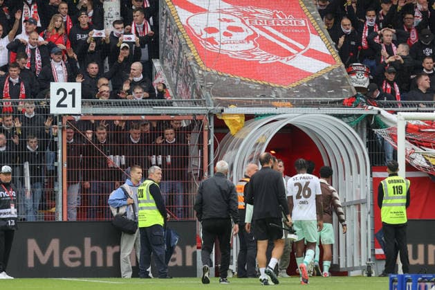 20.09.2026, xtgx, Fussball 2. Bundesliga, FC Energie Cottbus - FC St. Pauli, v.l. Cottbus Fans zeigen durchgestrichenes Hammer und SIchel Wappen, Kommunismus, Sozialismus (DFL DFB REGULATIONS PROHIBIT ANY USE OF PHOTOGRAPHS as IMAGE SEQUENCES and or QUASI-VIDEO) Cottbus