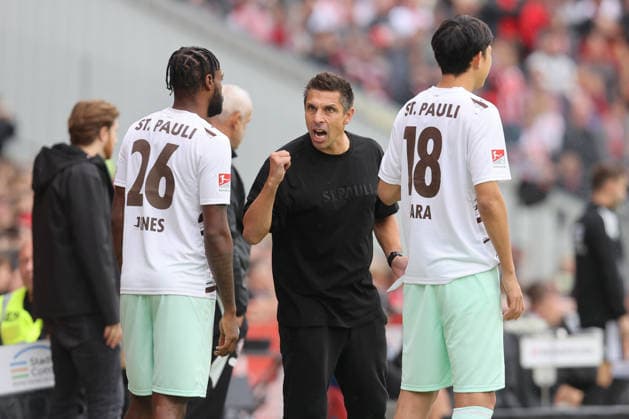 20.09.2026, xtgx, Fussball 2. Bundesliga, FC Energie Cottbus - FC St. Pauli, v.l. Ricky Jade Jones (St. Pauli, 26) Marcel Rapp (St. Pauli, Trainer) gibt Anweisungen, gestikuliert mit den Armen, gesticulate, gives instructions Einwechslung, Wechsel (DFL DFB REGULATIONS PROHIBIT ANY USE OF PHOTOGRAPHS as IMAGE SEQUENCES and or QUASI-VIDEO) Cottbus