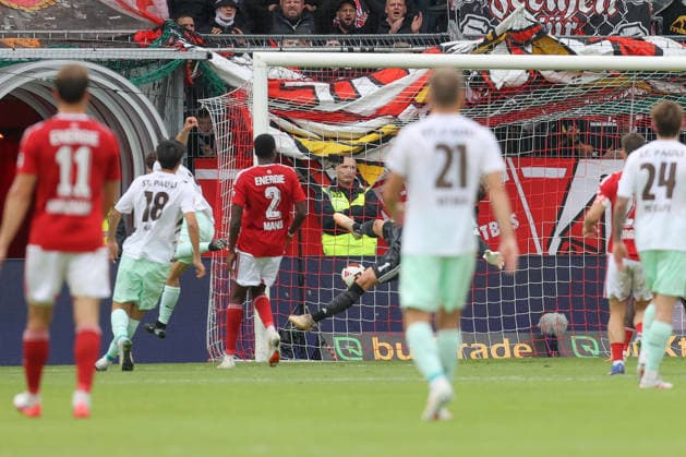 20.09.2026, xtgx, Fussball 2. Bundesliga, FC Energie Cottbus - FC St. Pauli, v.l. Martijn Kaars (St. Pauli, 19) schiesst Tor, schießt, Torschuetze, erzielt Tor, Treffer, scores the goal 1:1 (DFL DFB REGULATIONS PROHIBIT ANY USE OF PHOTOGRAPHS as IMAGE SEQUENCES and or QUASI-VIDEO) Cottbus