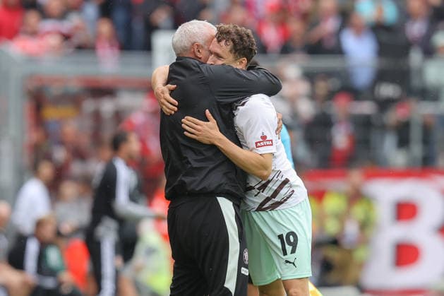 20.09.2026, xtgx, Fussball 2. Bundesliga, FC Energie Cottbus - FC St. Pauli, v.l. Co Trainer Peter Nemeth, Martijn Kaars (St. Pauli, 19) Jubel, Torjubel, jubelt ueber das Tor, celebrate the goal, celebration (DFL DFB REGULATIONS PROHIBIT ANY USE OF PHOTOGRAPHS as IMAGE SEQUENCES and or QUASI-VIDEO) Cottbus