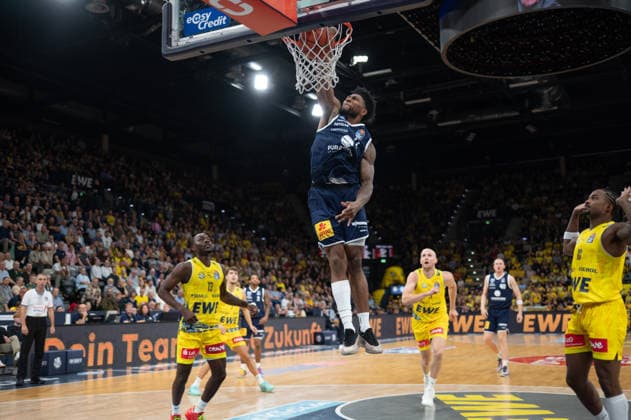 20.09.2026, GER, Basketball, Bundesliga 1.Spieltag, Saison 2026 2027, Oldenburg, EWE Arena, EWE Baskets Oldenburg vs Syntainics MBC Anthony GAINES ( Syntainics MBC 11 ) zum Dunking Oldenburg EWE Arena Niedersachsen Deutschland Copyright: xnordphotoxGmbHx xRojahnx