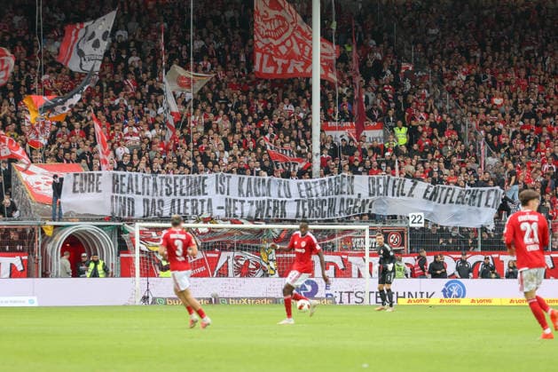 20.09.2026, xtgx, Fussball 2. Bundesliga, FC Energie Cottbus - FC St. Pauli, v.l. Symbolfoto, Symbolbild, Symbol Fans, Zuschauer, Publikum, Tribuene Spruchband Banner Eure Realitätsferne ist kaum zu ertragen, den Filz entflechten und das Alerta-Netzwerk zerschlagen! (DFL DFB REGULATIONS PROHIBIT ANY USE OF PHOTOGRAPHS as IMAGE SEQUENCES and or QUASI-VIDEO) Cottbus