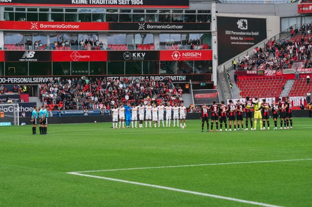 20.09.2026, xjmrgnx, Fussball 1.Bundesliga, Bayer 04 Leverkusen - RB Leipzig v.l. Schweigeminute vor dem Spiel für Peter Hermann (DFL DFB REGULATIONS PROHIBIT ANY USE OF PHOTOGRAPHS as IMAGE SEQUENCES and or QUASI-VIDEO) Leverkusen