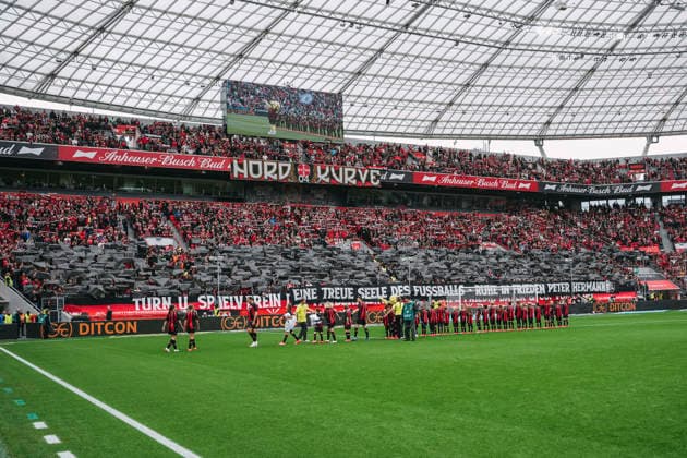 20.09.2026, xjmrgnx, Fussball 1.Bundesliga, Bayer 04 Leverkusen - RB Leipzig v.l. Choreo der Leverkusen Fans für Peter Hermann (DFL DFB REGULATIONS PROHIBIT ANY USE OF PHOTOGRAPHS as IMAGE SEQUENCES and or QUASI-VIDEO) Leverkusen