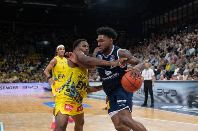 20.09.2026, GER, Basketball, Bundesliga 1.Spieltag, Saison 2026 2027, Oldenburg, EWE Arena, EWE Baskets Oldenburg vs Syntainics MBC Anthony GAINES ( Syntainics MBC 11 ) Jeremy ROACH ( EWE Baskets Oldenburg 5 ) Oldenburg EWE Arena Niedersachsen Deutschland Copyright: xnordphotoxGmbHx xRojahnx