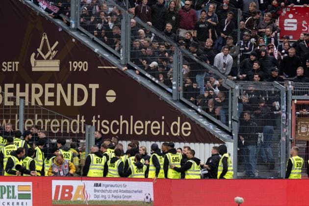20.09.2026: Fußball: Energie Cottbus - FC St. Pauli, 6. Spieltag der 2. Bundesliga im LEAG Energie Stadion Ordner und Polizeiaufmarsch neben dem Gästeblock von St Pauli nach Abpfiff WICHTIGER HINWEIS: Gemäß den Vorgaben der DFL und des DFB ist es untersagt, in dem Stadion und oder vom Spiel angefertigte Fotoaufnahmen in Form von Sequenzbildern und oder videoähnlichen Fotostrecken zu verwerten bzw. verwerten zu lassen. Copyright: xJamesxZabelx