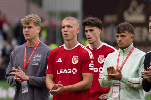 20.09.2026: Fußball: Energie Cottbus - FC St. Pauli, 6. Spieltag der 2. Bundesliga im LEAG Energie Stadion Dmytro Bogdanov (Energie Cottbus, 13) nach Abpfiff vor der Fankurve WICHTIGER HINWEIS: Gemäß den Vorgaben der DFL und des DFB ist es untersagt, in dem Stadion und oder vom Spiel angefertigte Fotoaufnahmen in Form von Sequenzbildern und oder videoähnlichen Fotostrecken zu verwerten bzw. verwerten zu lassen. Copyright: xJamesxZabelx