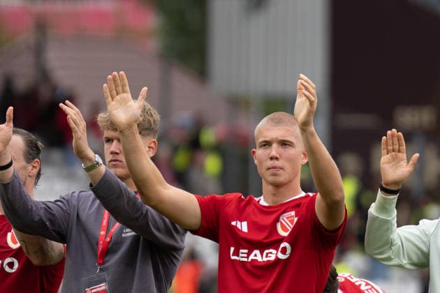 20.09.2026: Fußball: Energie Cottbus - FC St. Pauli, 6. Spieltag der 2. Bundesliga im LEAG Energie Stadion Dmytro Bogdanov (Energie Cottbus, 13) nach Abpfiff vor der Fankurve WICHTIGER HINWEIS: Gemäß den Vorgaben der DFL und des DFB ist es untersagt, in dem Stadion und oder vom Spiel angefertigte Fotoaufnahmen in Form von Sequenzbildern und oder videoähnlichen Fotostrecken zu verwerten bzw. verwerten zu lassen. Copyright: xJamesxZabelx