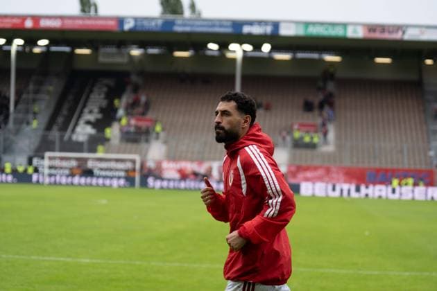 20.09.2026: Fußball: Energie Cottbus - FC St. Pauli, 6. Spieltag der 2. Bundesliga im LEAG Energie Stadion Tolcay Cigerci (Energie Cottbus, 10) mit Daumen Hoch in Richtung Cottbus Fanblock nach Abpfiff WICHTIGER HINWEIS: Gemäß den Vorgaben der DFL und des DFB ist es untersagt, in dem Stadion und oder vom Spiel angefertigte Fotoaufnahmen in Form von Sequenzbildern und oder videoähnlichen Fotostrecken zu verwerten bzw. verwerten zu lassen. Copyright: xJamesxZabelx