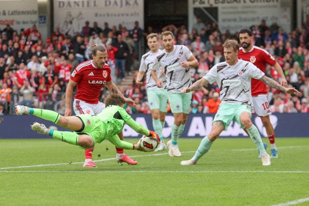 20.09.2026, xtgx, Fussball 2. Bundesliga, FC Energie Cottbus - FC St. Pauli, v.l. Henry Rorig (Cottbus, 3), Ben Voll (St. Pauli, 1) Parade, haelt den Ball, faengt den Ball, pariert (DFL DFB REGULATIONS PROHIBIT ANY USE OF PHOTOGRAPHS as IMAGE SEQUENCES and or QUASI-VIDEO) Cottbus