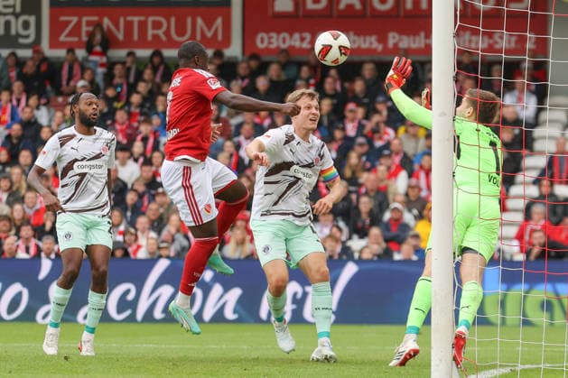 20.09.2026, xtgx, Fussball 2. Bundesliga, FC Energie Cottbus - FC St. Pauli, v.l. King Manu (Cottbus, 2) Ben Voll (St. Pauli, 1) Parade, haelt den Ball, faengt den Ball, pariert (DFL DFB REGULATIONS PROHIBIT ANY USE OF PHOTOGRAPHS as IMAGE SEQUENCES and or QUASI-VIDEO) Cottbus