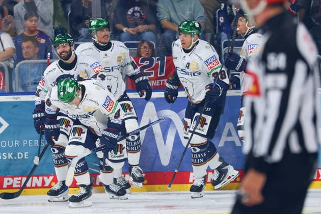 Ronning (Eisbaeren Berlin, 9) macht das Tor GER Adler Mannheim - Eisbaeren Berlin Eishockey DEL 2.Spieltag Saison 2026 2027 20.09.2026 GER Adler Mannheim - Eisbaeren Berlin Eishockey PENNY DEL 2.Spieltag Season Saison 2026 2027 20.09.2026 Mannheim Copyright: xEibner-Pressefoto JoergxHirschx EP_JHH
