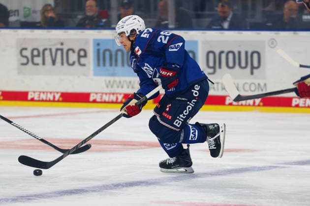 Alexander Ehl (Adler Mannheim, 28) mit Puk GER Adler Mannheim - Eisbaeren Berlin Eishockey DEL 2.Spieltag Saison 2026 2027 20.09.2026 GER Adler Mannheim - Eisbaeren Berlin Eishockey PENNY DEL 2.Spieltag Season Saison 2026 2027 20.09.2026 Mannheim Copyright: xEibner-Pressefoto JoergxHirschx EP_JHH