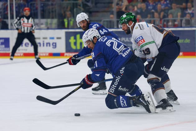 v. li. im Zweikampf, Kris Bennet (Adler Mannheim, 21), Patrick Khdodorenko (Eisbaeren Berlin, 13) GER Adler Mannheim - Eisbaeren Berlin Eishockey DEL 2.Spieltag Saison 2026 2027 20.09.2026 GER Adler Mannheim - Eisbaeren Berlin Eishockey PENNY DEL 2.Spieltag Season Saison 2026 2027 20.09.2026 Mannheim Copyright: xEibner-Pressefoto JoergxHirschx EP_JHH