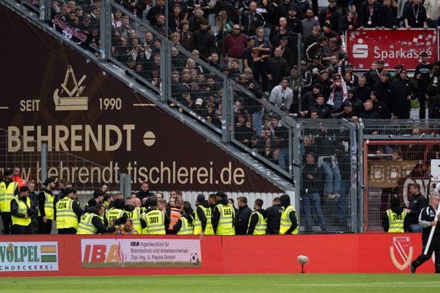 20.09.2026: Fußball: Energie Cottbus - FC St. Pauli, 6. Spieltag der 2. Bundesliga im LEAG Energie Stadion Ordner und Polizeiaufmarsch neben dem Gästeblock von St Pauli nach Abpfiff WICHTIGER HINWEIS: Gemäß den Vorgaben der DFL und des DFB ist es untersagt, in dem Stadion und oder vom Spiel angefertigte Fotoaufnahmen in Form von Sequenzbildern und oder videoähnlichen Fotostrecken zu verwerten bzw. verwerten zu lassen. Copyright: xJamesxZabelx