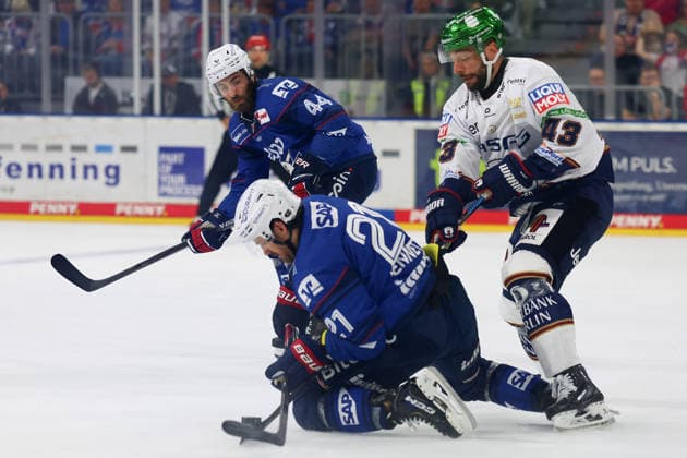 iv. li. im Zweikampf, Kris Bennet (Adler Mannheim, 21), Patrick Khdodorenko (Eisbaeren Berlin, 13) GER Adler Mannheim - Eisbaeren Berlin Eishockey DEL 2.Spieltag Saison 2026 2027 20.09.2026 GER Adler Mannheim - Eisbaeren Berlin Eishockey PENNY DEL 2.Spieltag Season Saison 2026 2027 20.09.2026 Mannheim Copyright: xEibner-Pressefoto JoergxHirschx EP_JHH