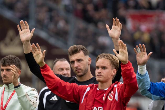 20.09.2026: Fußball: Energie Cottbus - FC St. Pauli, 6. Spieltag der 2. Bundesliga im LEAG Energie Stadion Lukas Michelbrink (Energie Cottbus, 8) nach Abpfiff vor der Fankurve WICHTIGER HINWEIS: Gemäß den Vorgaben der DFL und des DFB ist es untersagt, in dem Stadion und oder vom Spiel angefertigte Fotoaufnahmen in Form von Sequenzbildern und oder videoähnlichen Fotostrecken zu verwerten bzw. verwerten zu lassen. Copyright: xJamesxZabelx