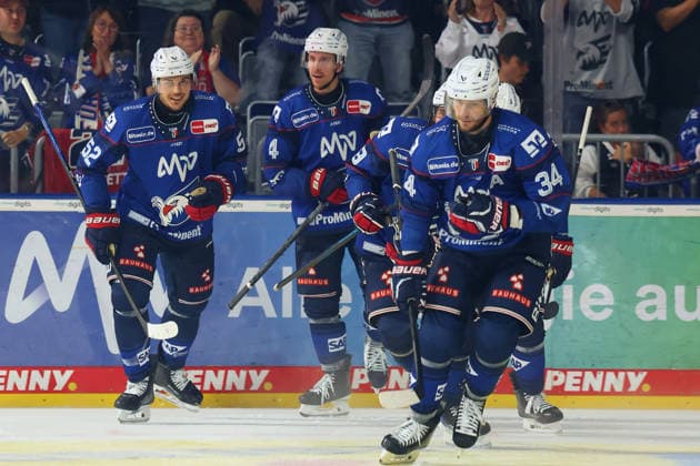 Tor zum 3:2 durch Dan Renouf (Adler Mannheim, 4) GER Adler Mannheim - Eisbaeren Berlin Eishockey DEL 2.Spieltag Saison 2026 2027 20.09.2026 GER Adler Mannheim - Eisbaeren Berlin Eishockey PENNY DEL 2.Spieltag Season Saison 2026 2027 20.09.2026 Mannheim Copyright: xEibner-Pressefoto JoergxHirschx EP_JHH