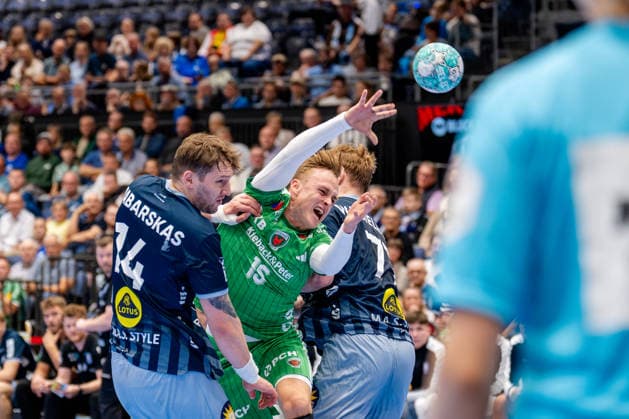 Sport Bilder des Tages Düsseldorf, 20.09.2026, Handball, Herren, Opel Bundesliga, 5. Spieltag, 2026 2027: Bergische HC Füchse Berlin Tobias Grondahl (Füchse Berlin, 15) im Zweikampf mit mit Gerdas Babarskas (Bergischer HC, 14) und Johannes Wasielewski (Bergischer HC, 77)