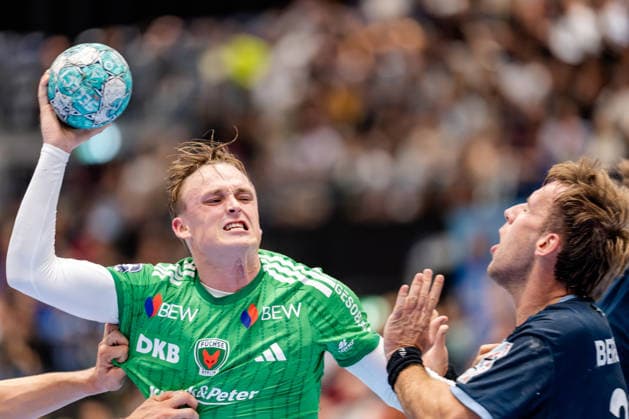 Düsseldorf, 20.09.2026, Handball, Herren, Opel Bundesliga, 5. Spieltag, 2026 2027: Bergische HC Füchse Berlin Tobias Grondahl (Füchse Berlin, 15) im Zweikampf mit Tom Bergner (Bergischer HC, 28)