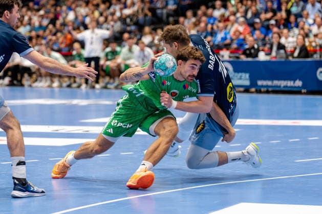 Düsseldorf, 20.09.2026, Handball, Herren, Opel Bundesliga, 5. Spieltag, 2026 2027: Bergische HC Füchse Berlin Aymeric Zaepfel (Füchse Berlin, 30) im Zweikampf mit Gerdas Babarskas (Bergischer HC, 14)
