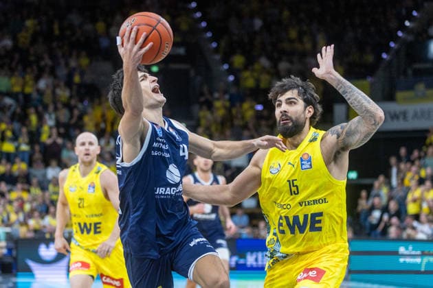 Oldenburg, Niedersachsen, DEU, 20.09.2026, Vuk Radojicic (links, Syntainics MBC) und Marcel Keßen (rechts, EWE Baskets Oldenburg). EWE Baskets Oldenburg vs. Syntainics MBC. Basketball. 1. Basketball-Bundesliga Saison 2026 2027, 1. Spieltag, Grosse EWE Arena. EWE Baskets Oldenburg vs. Syntainics MBC Weißenfels
