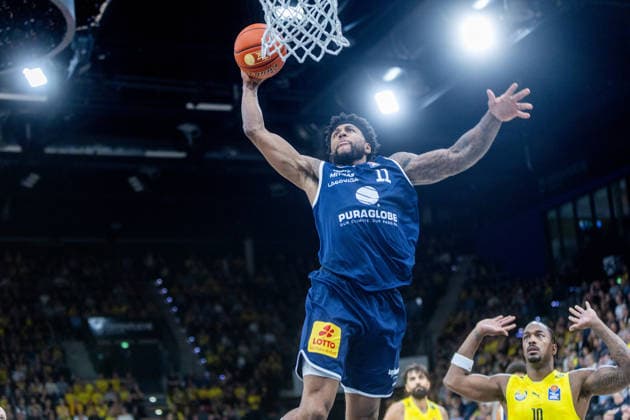 Oldenburg, Niedersachsen, DEU, 20.09.2026, Anthony Gaines (links, Syntainics MBC) und Nate Johnson (rechts, EWE Baskets Oldenburg). EWE Baskets Oldenburg vs. Syntainics MBC. Basketball. 1. Basketball-Bundesliga Saison 2026 2027, 1. Spieltag, Grosse EWE Arena. EWE Baskets Oldenburg vs. Syntainics MBC Weißenfels