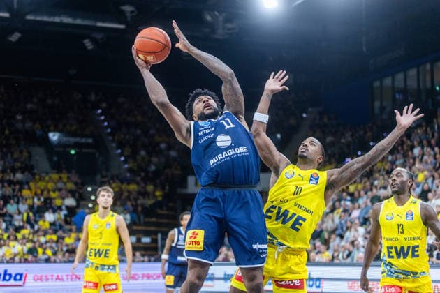 Oldenburg, Niedersachsen, DEU, 20.09.2026, Anthony Gaines (links, Syntainics MBC) und Nate Johnson (rechts, EWE Baskets Oldenburg). EWE Baskets Oldenburg vs. Syntainics MBC. Basketball. 1. Basketball-Bundesliga Saison 2026 2027, 1. Spieltag, Grosse EWE Arena. EWE Baskets Oldenburg vs. Syntainics MBC Weißenfels