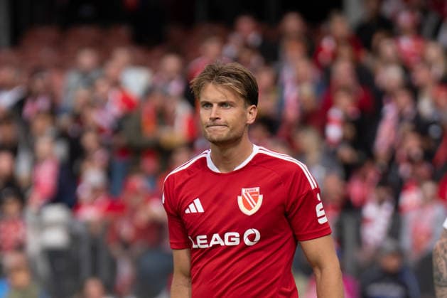 20.09.2026: Fußball: Energie Cottbus - FC St. Pauli, 6. Spieltag der 2. Bundesliga im LEAG Energie Stadion Moritz Hannemann (Energie Cottbus, 11) mit unzufriedenem Blick WICHTIGER HINWEIS: Gemäß den Vorgaben der DFL und des DFB ist es untersagt, in dem Stadion und oder vom Spiel angefertigte Fotoaufnahmen in Form von Sequenzbildern und oder videoähnlichen Fotostrecken zu verwerten bzw. verwerten zu lassen. Copyright: xJamesxZabelx