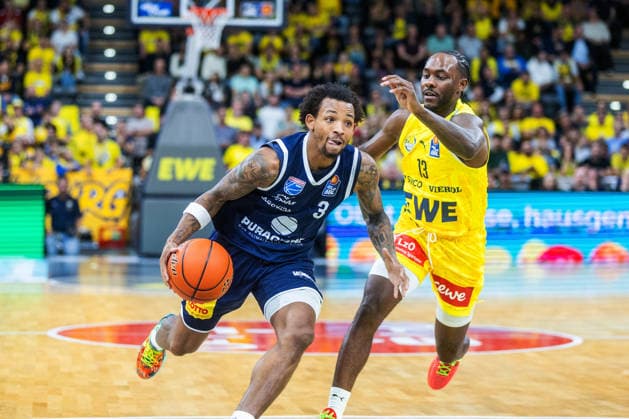 Oldenburg, Niedersachsen, DEU, 20.09.2026, DeLonnie Hunt (links, Syntainics MBC) und JaQualyn Gilbreath (rechts, EWE Baskets Oldenburg). EWE Baskets Oldenburg vs. Syntainics MBC. Basketball. 1. Basketball-Bundesliga Saison 2026 2027, 1. Spieltag, Grosse EWE Arena. EWE Baskets Oldenburg vs. Syntainics MBC Weißenfels